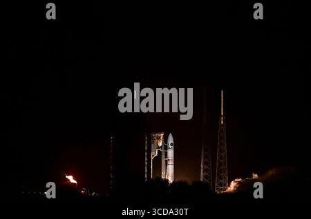 Merritt Island, Florida, USA. August 2025. Eine United Launch Alliance (ULA) Vulcan Centaur Rakete startet am 12. August 2025 um 20:56 Uhr EDT vom Space Launch Complex-41 (SLC-41), Cape Canaveral Space Force Station, Florida, mit zwei US-amerikanischen Sicherheitssatelliten für die Space Force und das Space Systems Command (Credit Image: © Charles Briggs/ZUMA Press Wire) NUR ZUR REDAKTIONELLEN VERWENDUNG! Nicht für kommerzielle ZWECKE! Quelle: ZUMA Press, Inc./Alamy Live News Stockfoto