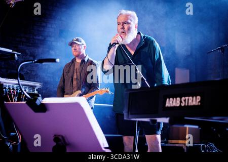 Newcastle, Großbritannien. August 2025. Arab Strap Peform im Boilershop in Newcastle upon Tyne. Quelle: Thomas Jackson/Alamy Live News Stockfoto