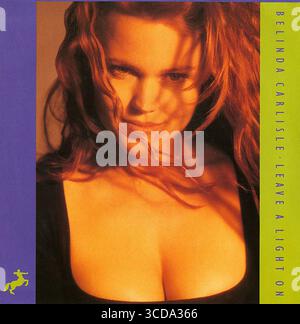 45 U/min 7' britische Bildhülle von Leave A Light On von Belinda Carlisle auf dem Virgin-Etikett ab September 1989. Geschrieben von Rick Nowels und Ellen Shipley und produziert von Rick Nowels. Stockfoto