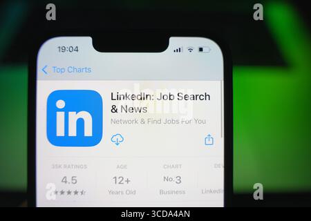 Roosendaal, Niederlande - 9. August 2025: Ein Smartphone mit dem Logo von LinkedIn im App Store. Stockfoto