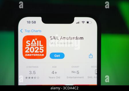 Roosendaal, Niederlande - 9. August 2025: Ein Smartphone mit dem Logo von Sail Amsterdam im App Store. Stockfoto