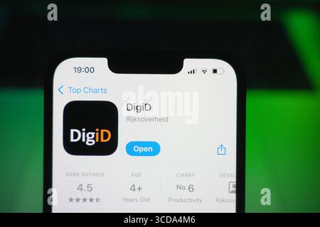 Roosendaal, Niederlande - 9. August 2025: Ein Smartphone mit dem Logo von digid im App Store. Stockfoto