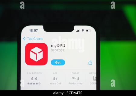Roosendaal, Niederlande - 9. August 2025: Ein Smartphone mit dem Logo von MyDPD im App Store. Stockfoto