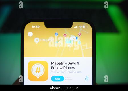 Roosendaal, Niederlande - 9. August 2025: Ein Smartphone mit dem Logo von Mapstr im App Store. Stockfoto