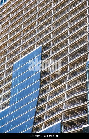 Im Bau befindliches Hochhaus in London, Stahlrahmen mit teilweise verglasten Fenstern Stockfoto
