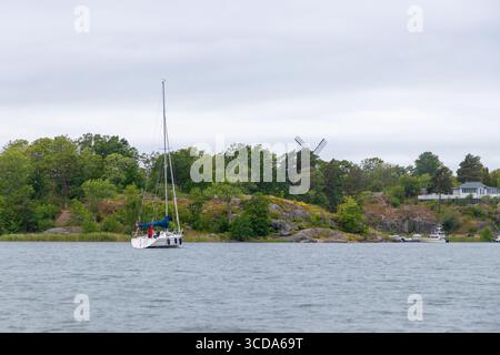 Ruhige nautische Szene, in der Segelboote mit ihrem Motor über das ruhige Meer fahren, Segel im Golf von Finnland, Ostsee, Sommerurlaub-Leis Stockfoto