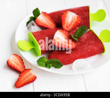 Hausgemachtes Erdbeereis und frische Erdbeeren auf einem Tisch Stockfoto