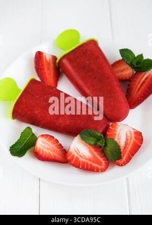 Hausgemachtes Erdbeereis und frische Erdbeeren auf einem Tisch Stockfoto