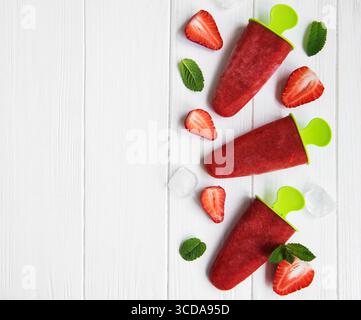 Hausgemachtes Erdbeereis und frische Erdbeeren auf einem Tisch Stockfoto