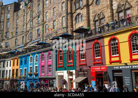 Die Victoria Street im Grassmarket ist berühmt für ihre farbenfrohen Geschäfte in Edinburgh, Schottland Stockfoto