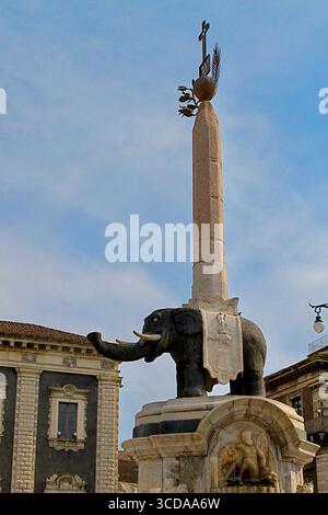 u Liotru (Fontana dell'Elefante), Symbol von Catania, Piazza del Duomo, Catania, Sizilien, Italien. Stockfoto