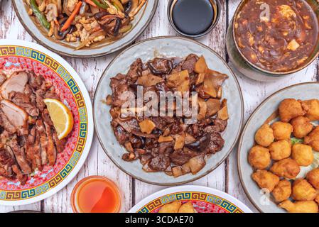 Geschmortes Rindfleisch nach Hunan-Art: Langsam in dunkler Sojasauce mit Sternanis und getrockneter Orangenschale gekocht. Stockfoto