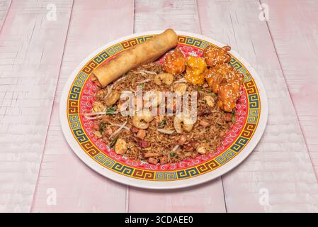 Yangzhou Fried Rice: Eine goldene Mischung aus langkörnigem Reis mit chinesischem Schinken, Garnelen, Erbsen und Wokfrittiertem Ei Stockfoto