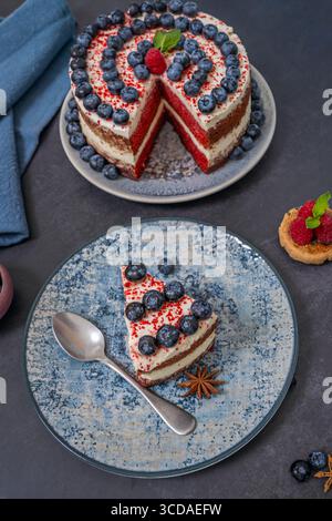 FIT Red Velvet mit Heidelbeeren: Raffiniert zuckerfrei, gesüßt mit Datteln und griechischem Vanillejoghurtfrost Stockfoto