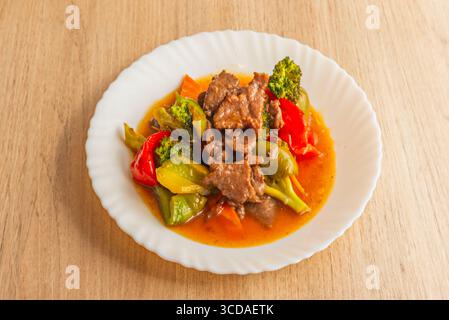 Kantonesisches Rindfleisch saftige Steaks im Wok-Rührwerk mit al dente Brokkoli in Austernsauce und frischem Ingwer Stockfoto