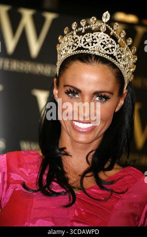 Katie Price alias Jordan bei einer Buchzeichnung in Waterstones in Romford - 18. Juli 2008 Stockfoto