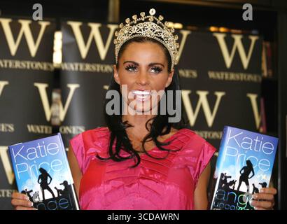 Katie Price alias Jordan bei einer Buchzeichnung in Waterstones in Romford - 18. Juli 2008 Stockfoto