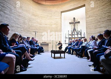 Berlin, Deutschland. August 2025. Die Teilnehmer sitzen in der Kapelle der Versöhnung während einer Gedenkfeier zum 64. Jahrestag des Mauerbaus. Quelle: Sebastian Christoph Gollnow/dpa/Alamy Live News Stockfoto