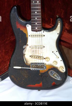 Musik-Erinnerungsstücke, darunter ein 1965er Fender Stratocaster, das Jimi Hendrix 1967 verbrannte. Ebenfalls zu versteigern sind Jim Morrisons Lyrikheft und eine von Ronnie Wood gemalte Gitarre. Idea Generation Gallery in London - 24. Juli 2008 Stockfoto