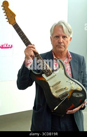 Musik-Erinnerungsstücke, darunter ein 1965er Fender Stratocaster, das Jimi Hendrix 1967 verbrannte. Ebenfalls zu versteigern sind Jim Morrisons Lyrikheft und eine von Ronnie Wood gemalte Gitarre. Idea Generation Gallery in London - 24. Juli 2008 Stockfoto
