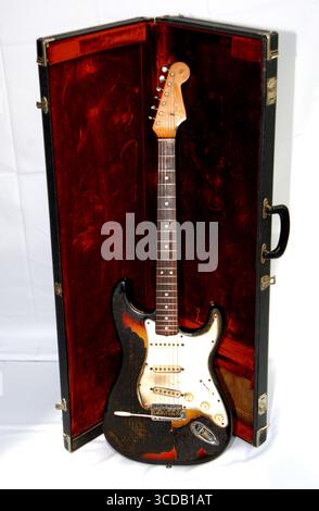 Musik-Erinnerungsstücke, darunter ein 1965er Fender Stratocaster, das Jimi Hendrix 1967 verbrannte. Ebenfalls zu versteigern sind Jim Morrisons Lyrikheft und eine von Ronnie Wood gemalte Gitarre. Idea Generation Gallery in London - 24. Juli 2008 Stockfoto