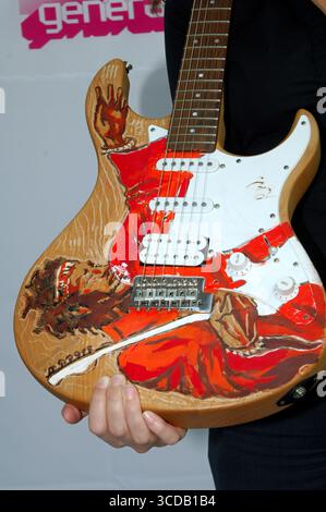 Musik-Erinnerungsstücke, darunter ein 1965er Fender Stratocaster, das Jimi Hendrix 1967 verbrannte. Ebenfalls zu versteigern sind Jim Morrisons Lyrikheft und eine von Ronnie Wood gemalte Gitarre. Idea Generation Gallery in London - 24. Juli 2008 Stockfoto