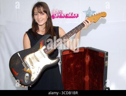 Musik-Erinnerungsstücke, darunter ein 1965er Fender Stratocaster, das Jimi Hendrix 1967 verbrannte. Ebenfalls zu versteigern sind Jim Morrisons Lyrikheft und eine von Ronnie Wood gemalte Gitarre. Idea Generation Gallery in London - 24. Juli 2008 Stockfoto