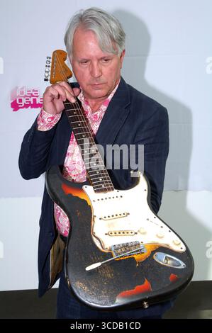 Musik-Erinnerungsstücke, darunter ein 1965er Fender Stratocaster, das Jimi Hendrix 1967 verbrannte. Ebenfalls zu versteigern sind Jim Morrisons Lyrikheft und eine von Ronnie Wood gemalte Gitarre. Idea Generation Gallery in London - 24. Juli 2008 Stockfoto