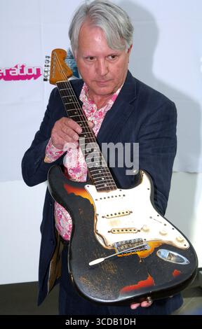Musik-Erinnerungsstücke, darunter ein 1965er Fender Stratocaster, das Jimi Hendrix 1967 verbrannte. Ebenfalls zu versteigern sind Jim Morrisons Lyrikheft und eine von Ronnie Wood gemalte Gitarre. Idea Generation Gallery in London - 24. Juli 2008 Stockfoto