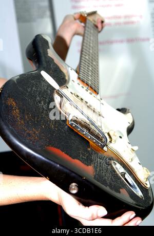 Musik-Erinnerungsstücke, darunter ein 1965er Fender Stratocaster, das Jimi Hendrix 1967 verbrannte. Ebenfalls zu versteigern sind Jim Morrisons Lyrikheft und eine von Ronnie Wood gemalte Gitarre. Idea Generation Gallery in London - 24. Juli 2008 Stockfoto