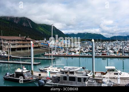 Marina of Seward liegt an der Resurrection Bay, einem Fjord des Golfs von Alaska auf der Kenai-Halbinsel an Alaskas Südküste der USA Stockfoto