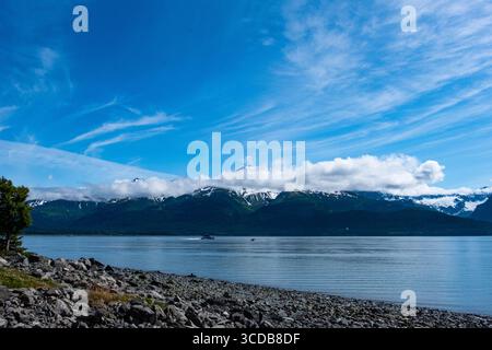 Blick über die Resurrection Bay auf die umliegenden schneebedeckten Kenai Berge vom Hoben Park in der Innenstadt von Seward Alaska USA Stockfoto