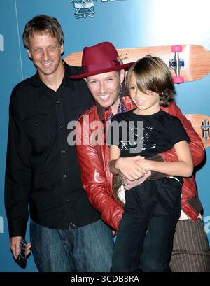 Tony Hawk, Scott Weiland und Sohn bei der T-Mobile Launch Party für die Sidekick LX Tony Hawk Edition in Hollywood, Los Angeles - 01. August 2008 Stockfoto