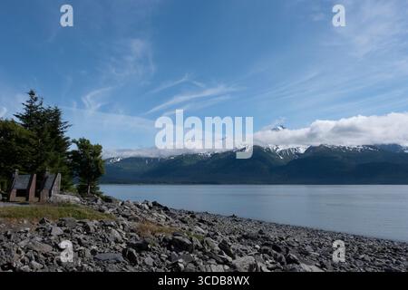 Blick über die Resurrection Bay auf die umliegenden schneebedeckten Kenai Berge vom Hoben Park Seward Alaska USA Stockfoto