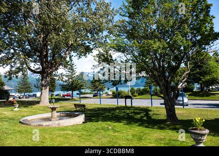 Wasserbrunnen im Hoben Park am Ufer der Resurrection Bay in Downtown Seward Alaska USA bei schönem Wetter im Juli Stockfoto