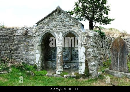 Das mittelalterliche Gebäude auf dem Kirchhof von Germoe, bekannt als St. Germoe's Chair - John Gollop Stockfoto