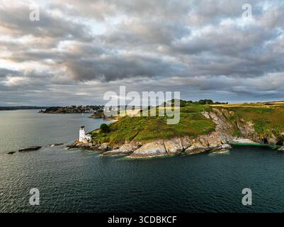 St. Anthony Lighthouse ab Drohne, Roseland Peninsula, Head Circular Walk, Cornwall, Großbritannien Stockfoto