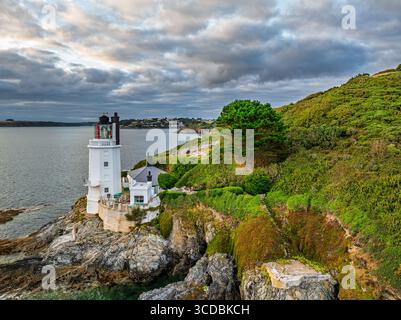 St. Anthony Lighthouse ab Drohne, Roseland Peninsula, Head Circular Walk, Cornwall, Großbritannien Stockfoto