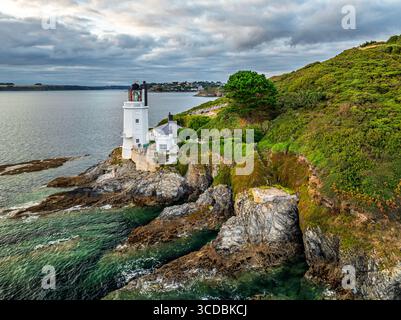 St. Anthony Lighthouse ab Drohne, Roseland Peninsula, Head Circular Walk, Cornwall, Großbritannien Stockfoto