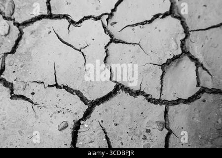 Nahaufnahme von zerrissener, getrockneter Erde. Stockfoto