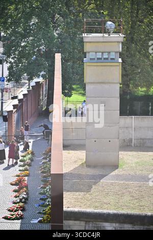 Berlin, Deutschland. August 2025. Die Kränze werden nach einer Kranzniederlegung an der Mauermauer an der Ecke Acker-/Bernauer Straße gelegt. Quelle: Sebastian Christoph Gollnow/dpa/Alamy Live News Stockfoto