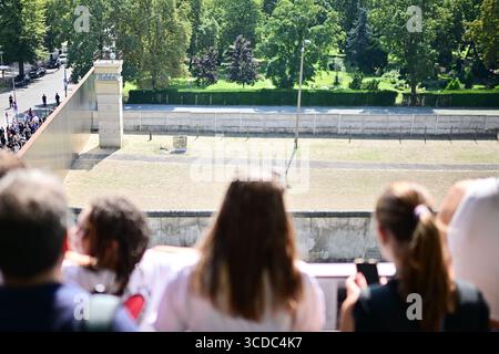 Berlin, Deutschland. August 2025. Besucher blicken von einem Aussichtsturm aus auf die Gedenkstätte nach einer Kranzniederlegung an der Mauer-Gedenkstätte an der Ecke Ackerstraße/Bernauer Straße. Quelle: Sebastian Christoph Gollnow/dpa/Alamy Live News Stockfoto