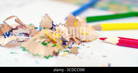 Buntstifte und geschärfte Bleistiftspäne Stockfoto