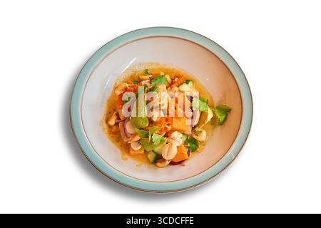 Ceviche-Lachsavocado in Schüssel isoliert auf weiß mit Schnittpfad Stockfoto