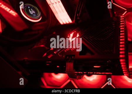 Padua, italien 18. juli 2025, Nahaufnahme der Innenausstattung eines Gaming-Computers mit roten LED-Leuchten, die fortschrittliche Technologie und hohe Leistung zeigen Stockfoto