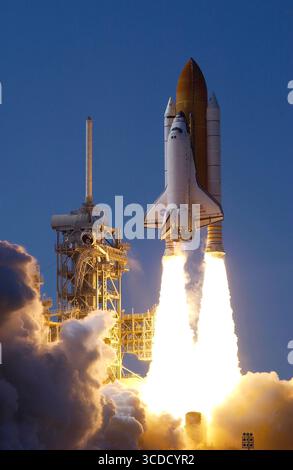 KENNEDY SPACE CENTER, FLORIDA, USA - 08. April 2002 - das Space Shuttle Atlantis stürzt in den klaren blauen Himmel, während es mit der Mission STS-110 startet. Li Stockfoto