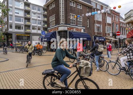 Radfahren im Stadtzentrum von Groningen, Altstadt, Niederlande Stockfoto