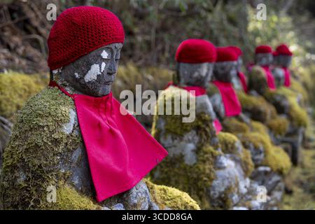 Jizo-Statuen in Kanmangafuchi Abgrund, Nikko, Präfektur Tochigi, Japan Stockfoto