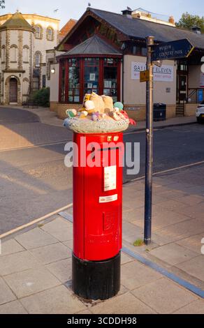 Postbox mit dekorativem Strickoberteil Stockfoto