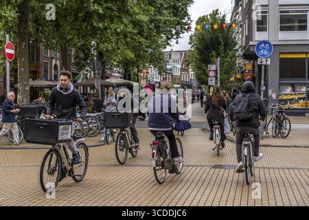 Radfahren im Stadtzentrum von Groningen, Altstadt, Niederlande Stockfoto